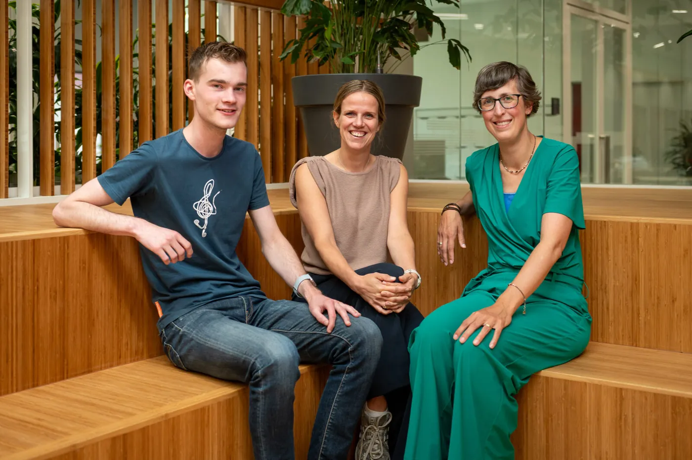Tim Brouwers samen met onderzoekers Leoni van Dijk en Manon Peeters-Schaap