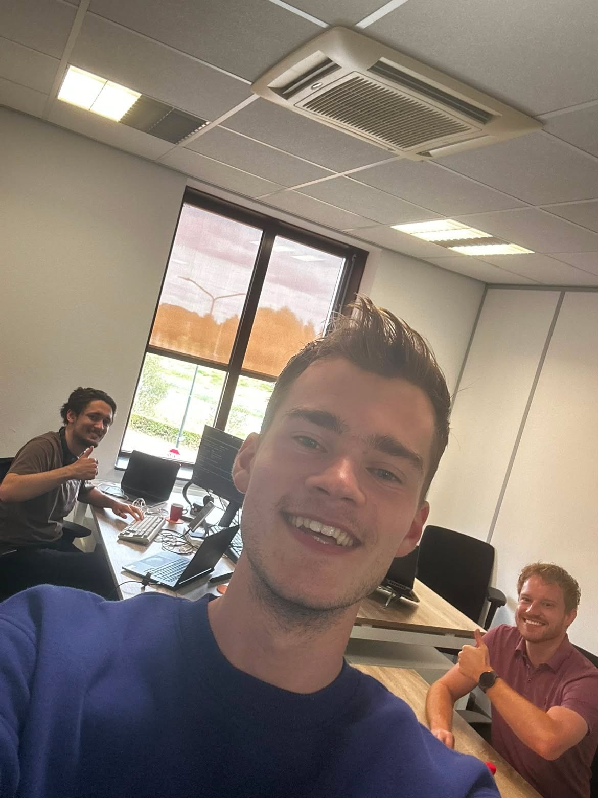Tim Brouwers en het team van We Run IT samen aan het werk op kantoor